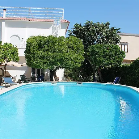 מלון Sorrento 3*